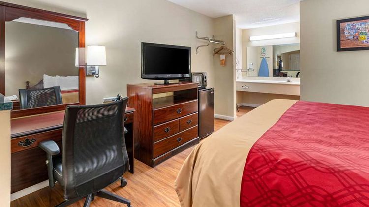 Econo Lodge Inn & Suites Southeast Room
