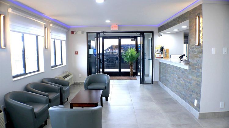 Econo Lodge Inn & Suites Southeast Lobby