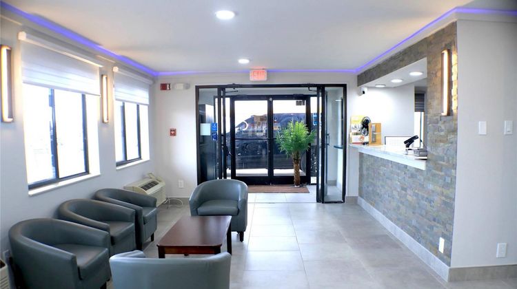 Econo Lodge Inn & Suites Southeast Lobby