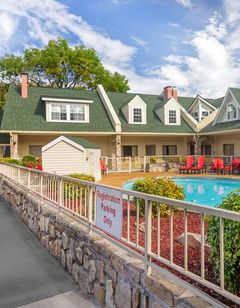 Econo Lodge Inn & Suites