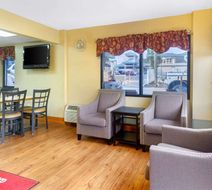 Econo Lodge Inn & Suites Lobby
