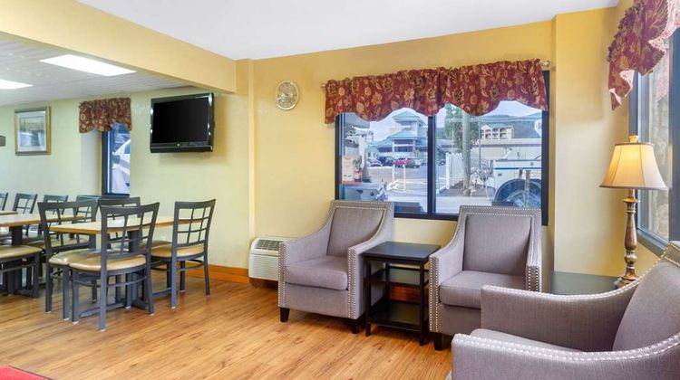 Econo Lodge Inn & Suites Lobby