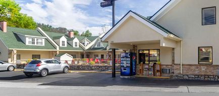Econo Lodge Inn & Suites Exterior