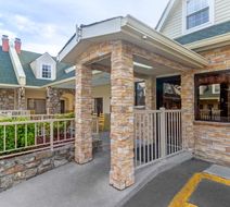 Econo Lodge Inn & Suites Exterior