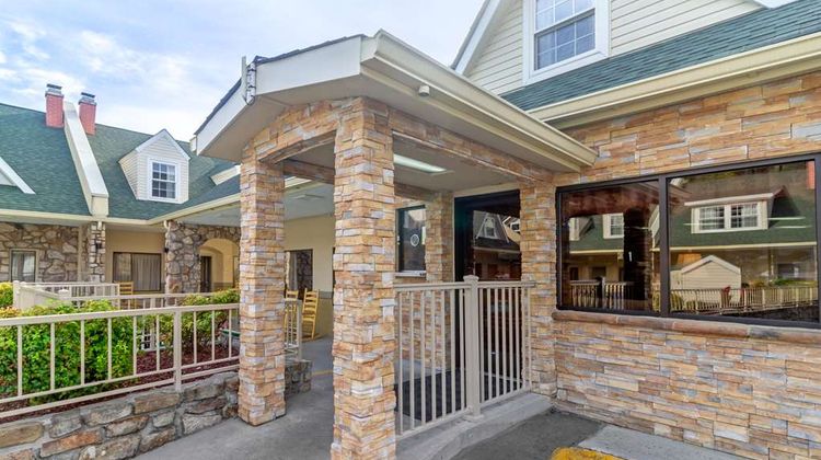 Econo Lodge Inn & Suites Exterior
