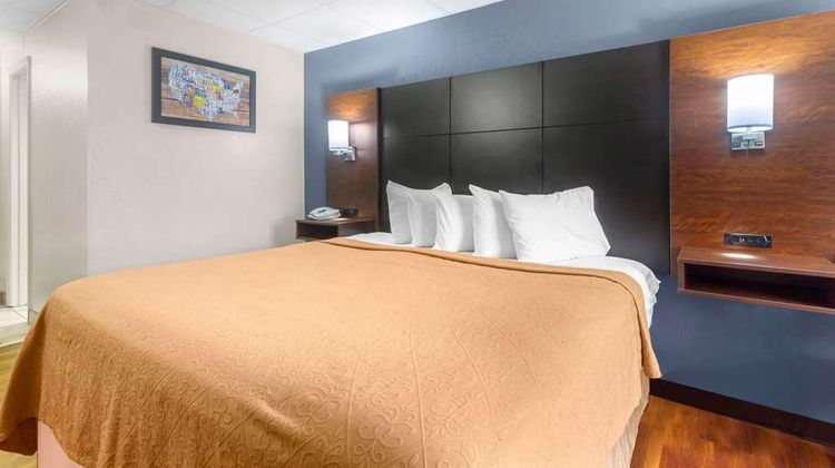 Econo Lodge Inn & Suites Room