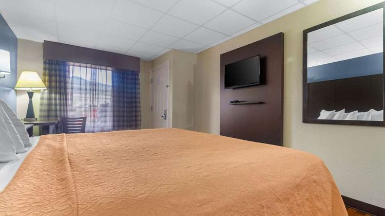 Econo Lodge Inn & Suites Room