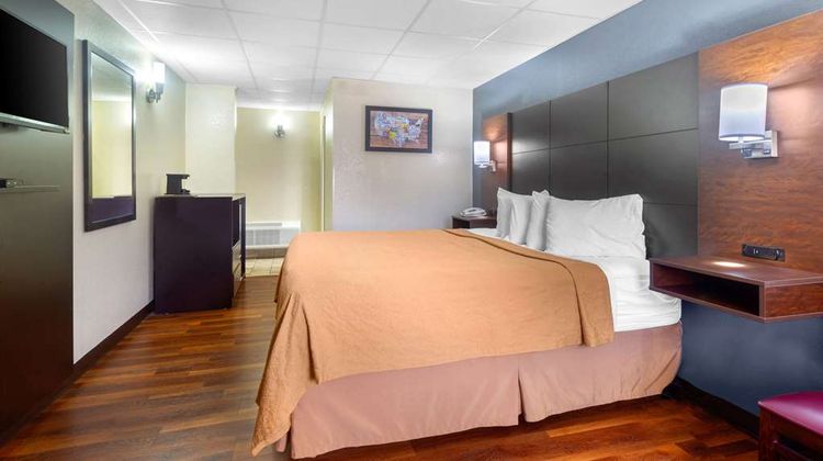 Econo Lodge Inn & Suites Room