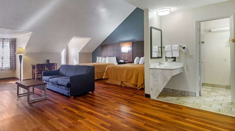 Econo Lodge Inn & Suites Suite