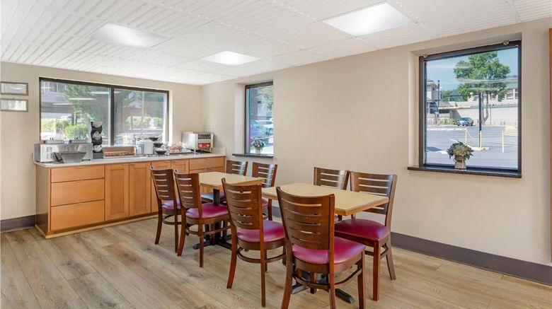 <b>Econo Lodge Inn & Suites Restaurant</b>. Images powered by <a href="https://iceportal.shijigroup.com/" title="IcePortal" target="_blank">IcePortal</a>.