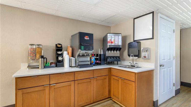 <b>Econo Lodge Inn & Suites Restaurant</b>. Images powered by <a href="https://iceportal.shijigroup.com/" title="IcePortal" target="_blank">IcePortal</a>.