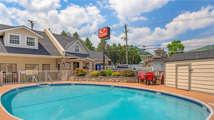Econo Lodge Inn & Suites Pool