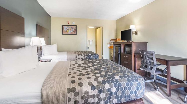 Econo Lodge Inn and Suites Clarksville Room