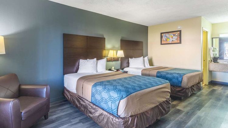 Econo Lodge Inn and Suites Clarksville Room