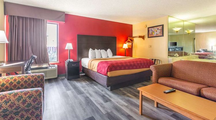 Econo Lodge Inn and Suites Clarksville Suite