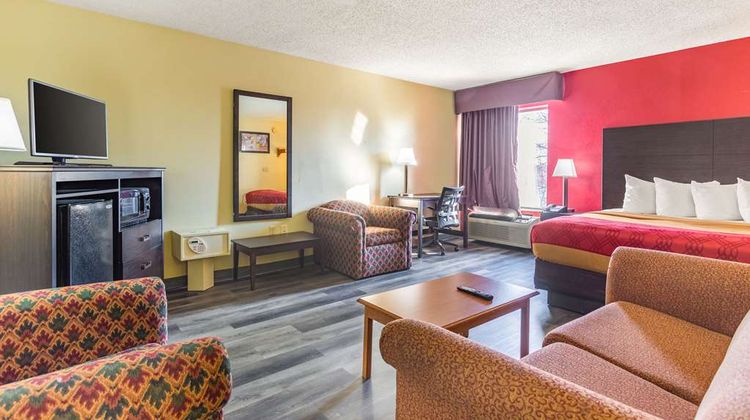 Econo Lodge Inn and Suites Clarksville Suite