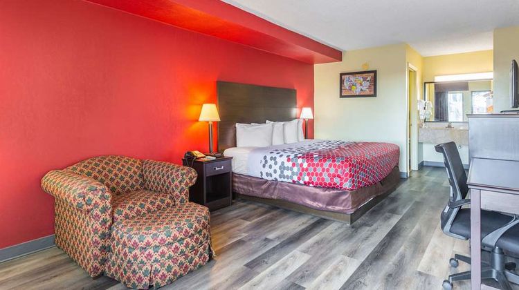 Econo Lodge Inn and Suites Clarksville Room