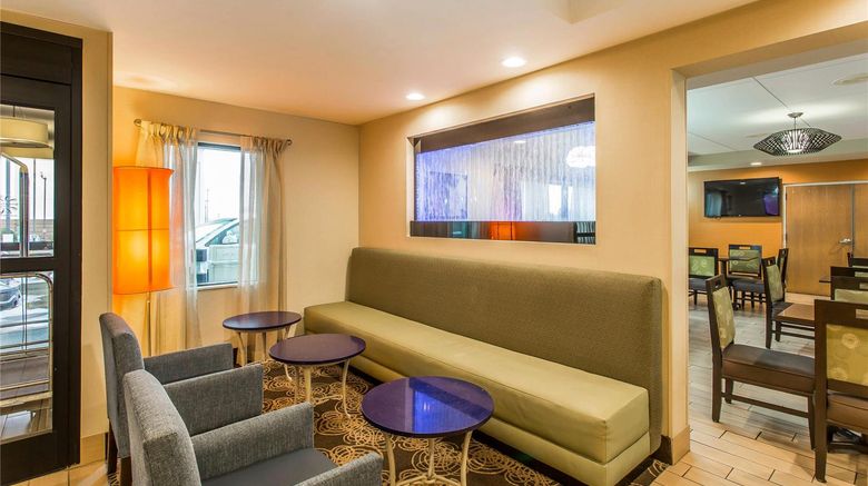 <b>Comfort Inn & Suites Lobby</b>. Images powered by <a href="https://iceportal.shijigroup.com/" title="IcePortal" target="_blank">IcePortal</a>.