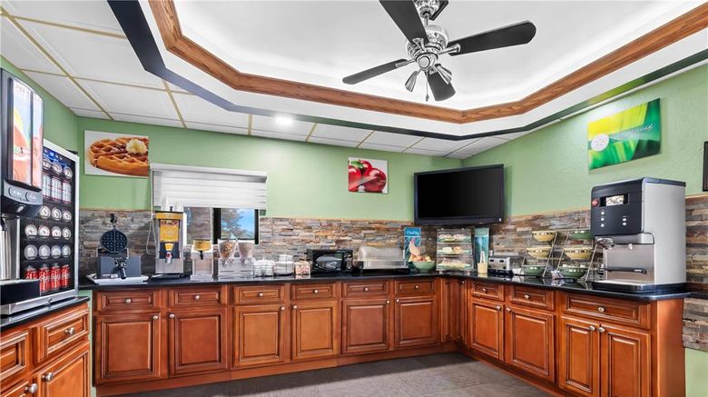 <b>Quality Inn Hixson Restaurant</b>. Images powered by <a href="https://iceportal.shijigroup.com/" title="IcePortal" target="_blank">IcePortal</a>.