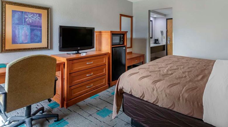 <b>Quality Inn & Suites Chattanooga Room</b>. Images powered by <a href="https://iceportal.shijigroup.com/" title="IcePortal" target="_blank">IcePortal</a>.