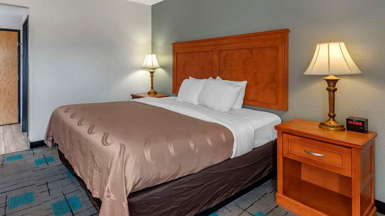<b>Quality Inn & Suites Chattanooga Room</b>. Images powered by <a href="https://iceportal.shijigroup.com/" title="IcePortal" target="_blank">IcePortal</a>.
