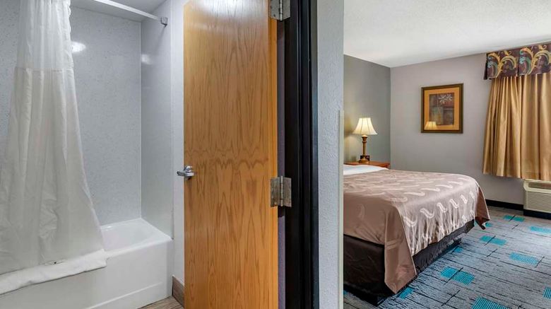 <b>Quality Inn & Suites Chattanooga Room</b>. Images powered by <a href="https://iceportal.shijigroup.com/" title="IcePortal" target="_blank">IcePortal</a>.