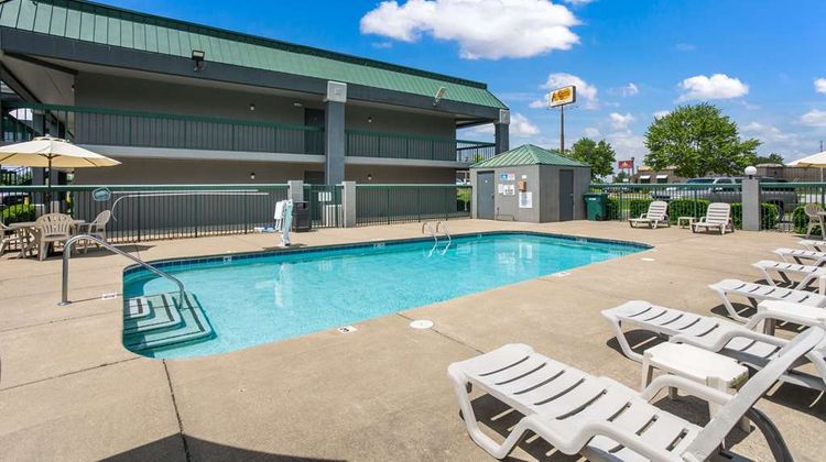 Quality Inn Lebanon Pool