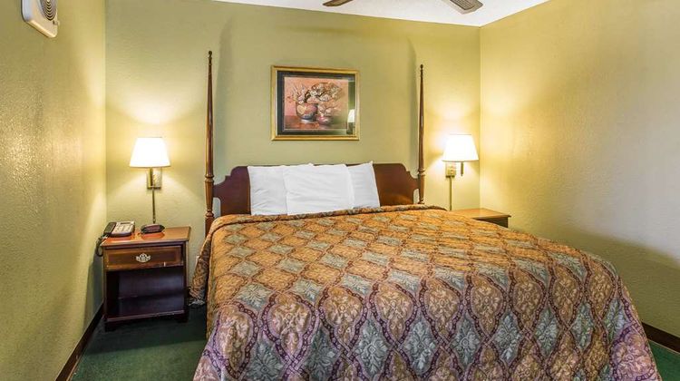 Rodeway Inn & Suites near Superspeedway Suite