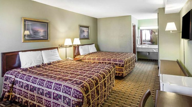 Rodeway Inn & Suites near Superspeedway Room