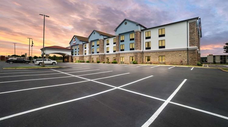 Comfort Suites Exterior