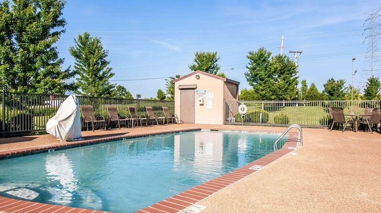 <b>Comfort Inn Pool</b>. Images powered by <a href="https://iceportal.shijigroup.com/" title="IcePortal" target="_blank">IcePortal</a>.