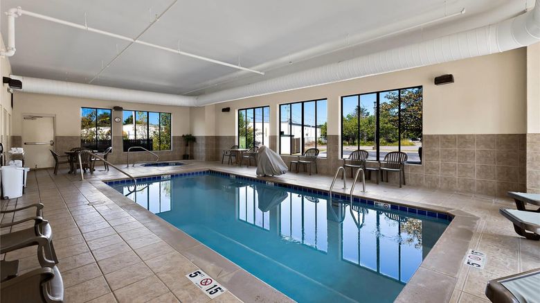 <b>Comfort Inn Pool</b>. Images powered by <a href="https://iceportal.shijigroup.com/" title="IcePortal" target="_blank">IcePortal</a>.