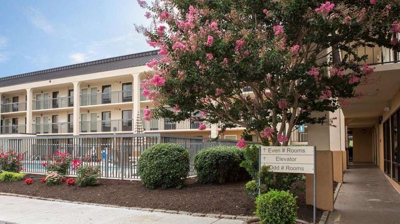 <b>Quality Inn Merchants Drive Exterior</b>. Images powered by <a href="https://iceportal.shijigroup.com/" title="IcePortal" target="_blank">IcePortal</a>.