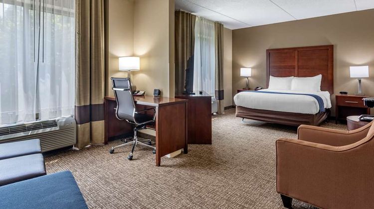 Comfort Suites Manchester near Arnold AFB Suite