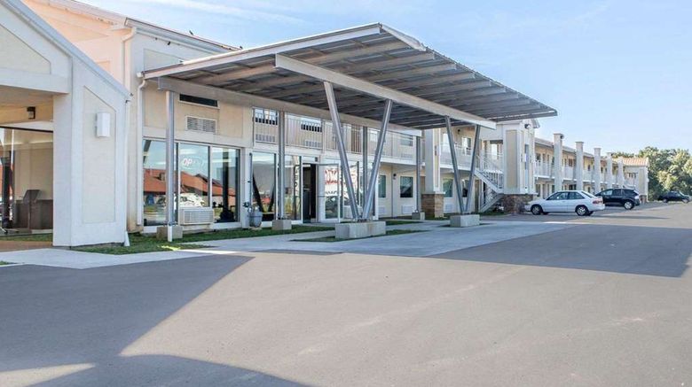 <b>Quality Inn and Suites Jasper Exterior</b>. Images powered by <a href="https://iceportal.shijigroup.com/" title="IcePortal" target="_blank">IcePortal</a>.