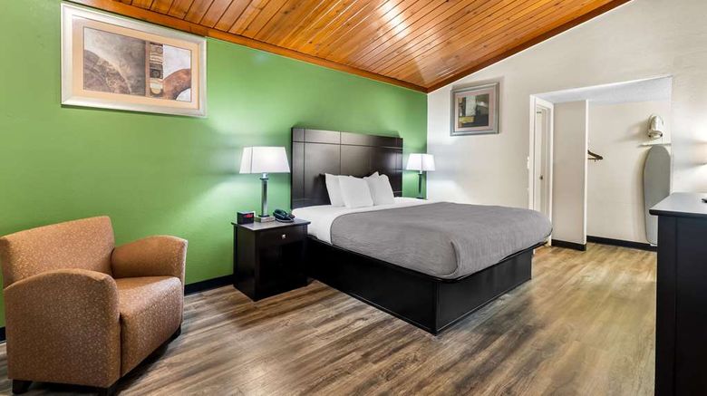 <b>Quality Inn Tullahoma Room</b>. Images powered by <a href="https://iceportal.shijigroup.com/" title="IcePortal" target="_blank">IcePortal</a>.