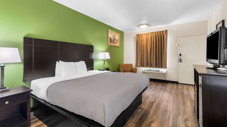 <b>Quality Inn Tullahoma Room</b>. Images powered by <a href="https://iceportal.shijigroup.com/" title="IcePortal" target="_blank">IcePortal</a>.