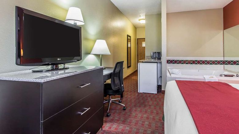 <b>Quality Inn & Suites Suite</b>. Images powered by <a href="https://iceportal.shijigroup.com/" title="IcePortal" target="_blank">IcePortal</a>.