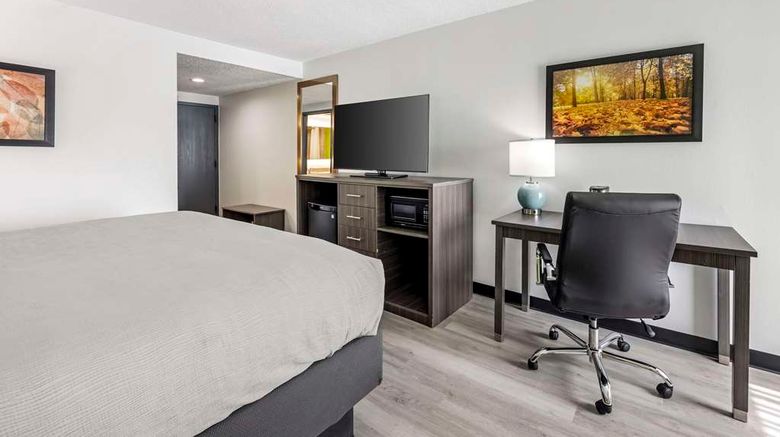<b>Quality Inn Room</b>. Images powered by <a href="https://iceportal.shijigroup.com/" title="IcePortal" target="_blank">IcePortal</a>.