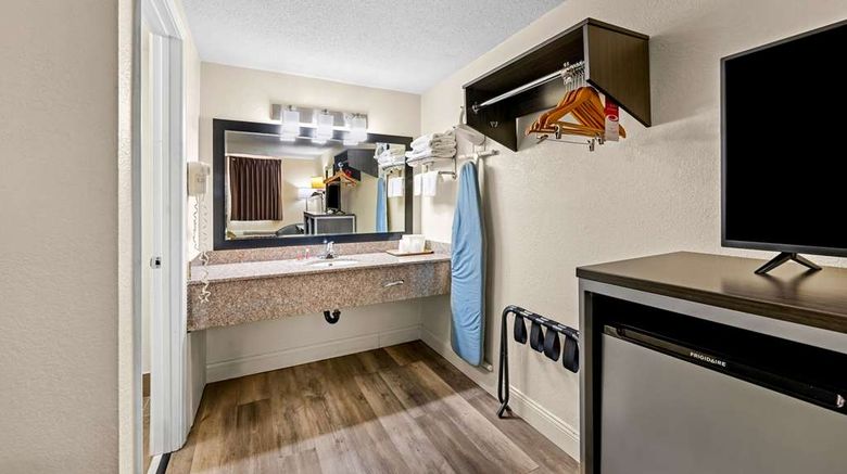 <b>Econo Lodge Kingsport East Room</b>. Images powered by <a href="https://iceportal.shijigroup.com/" title="IcePortal" target="_blank">IcePortal</a>.