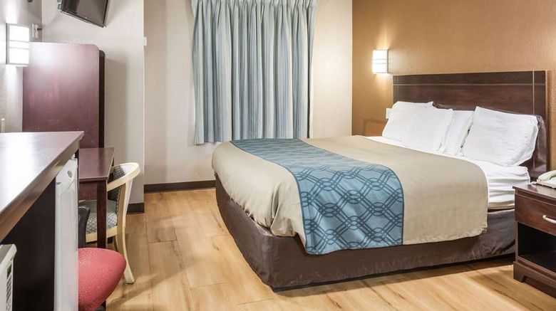 <b>Econo Lodge Morristown Room</b>. Images powered by <a href="https://iceportal.shijigroup.com/" title="IcePortal" target="_blank">IcePortal</a>.