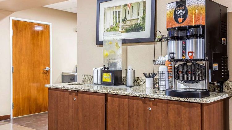 Comfort Inn/Suites Airport-American Way Restaurant