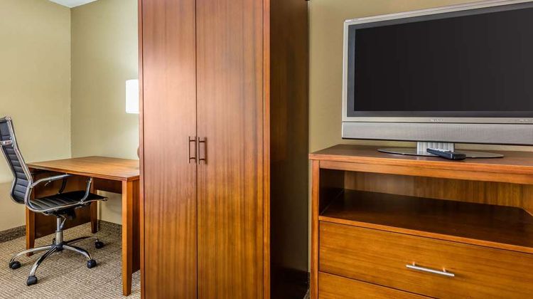 Comfort Inn/Suites Airport-American Way Room