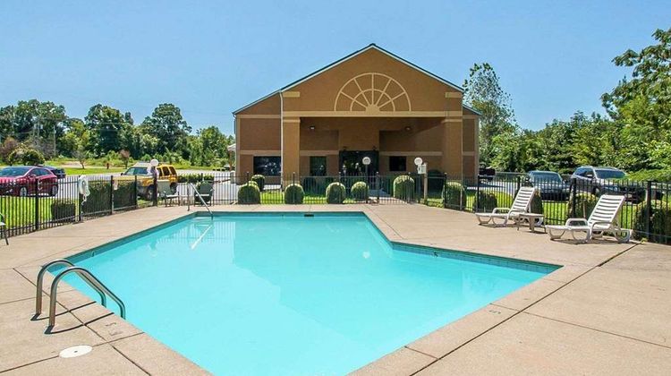Econo Lodge Inn and Suites Centerville Pool