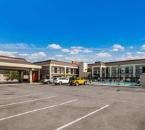 Clarion Inn Exterior
