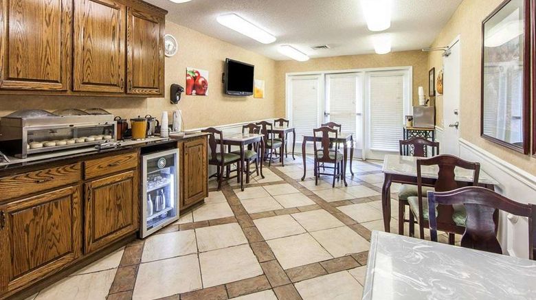 <b>Quality Inn Decherd Restaurant</b>. Images powered by <a href="https://iceportal.shijigroup.com/" title="IcePortal" target="_blank">IcePortal</a>.
