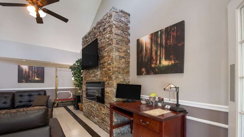 <b>Quality Inn Decherd Lobby</b>. Images powered by <a href="https://iceportal.shijigroup.com/" title="IcePortal" target="_blank">IcePortal</a>.