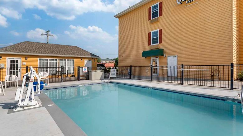 <b>Quality Inn Pool</b>. Images powered by <a href="https://iceportal.shijigroup.com/" title="IcePortal" target="_blank">IcePortal</a>.