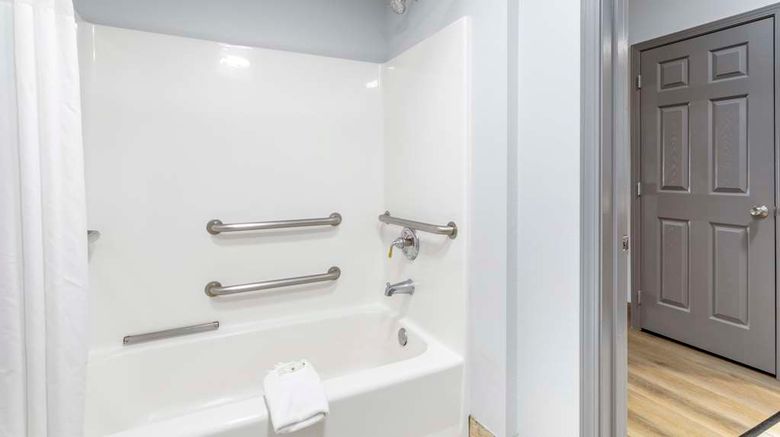 <b>Quality Inn Room</b>. Images powered by <a href="https://iceportal.shijigroup.com/" title="IcePortal" target="_blank">IcePortal</a>.