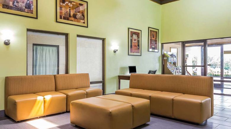 <b>Rodeway Inn Knoxville Lobby</b>. Images powered by <a href="https://iceportal.shijigroup.com/" title="IcePortal" target="_blank">IcePortal</a>.